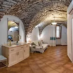 Queen House Hotel *