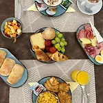 Hotel Queen House *