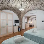Hotel Queen House Bosa