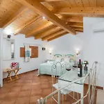Queen House Hotel