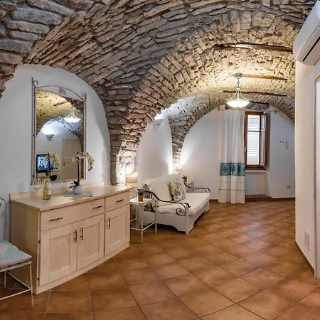 Queen House Hotel *