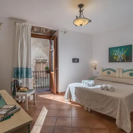 Hotel Queen House Bosa