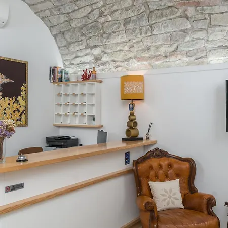 Queen House Hotel Bosa