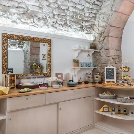 Hotel Queen House Bosa
