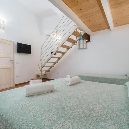 Hotel Queen House Bosa