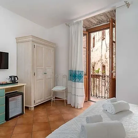Hotel Queen House Bosa