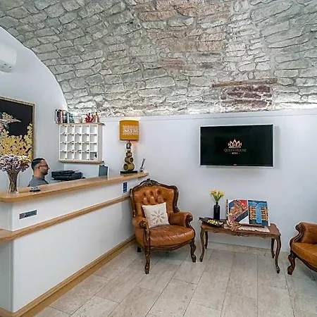 Hotel Queen House *