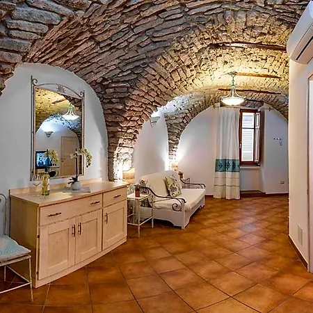 Queen House Hotel *