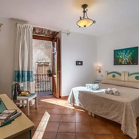 Hotel Queen House Bosa