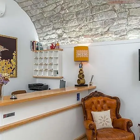 Hotel Queen House *